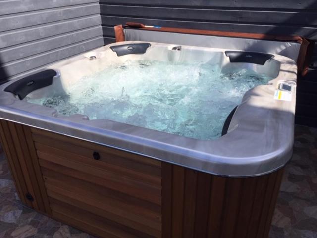 Le Flamboyant Avec Piscine Chauffee 30° Et Jacuzzi Apartment Saint-André Exterior photo